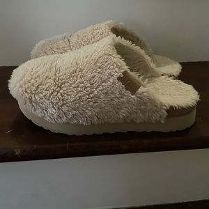 UGG fuzz sugar slide